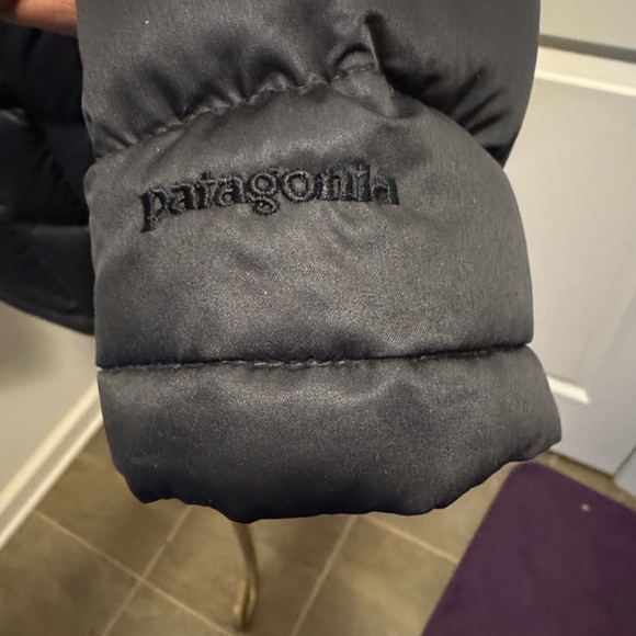 Patagonia Women's Quilted Black Down Puffer Jacket - Picture 5 of 9